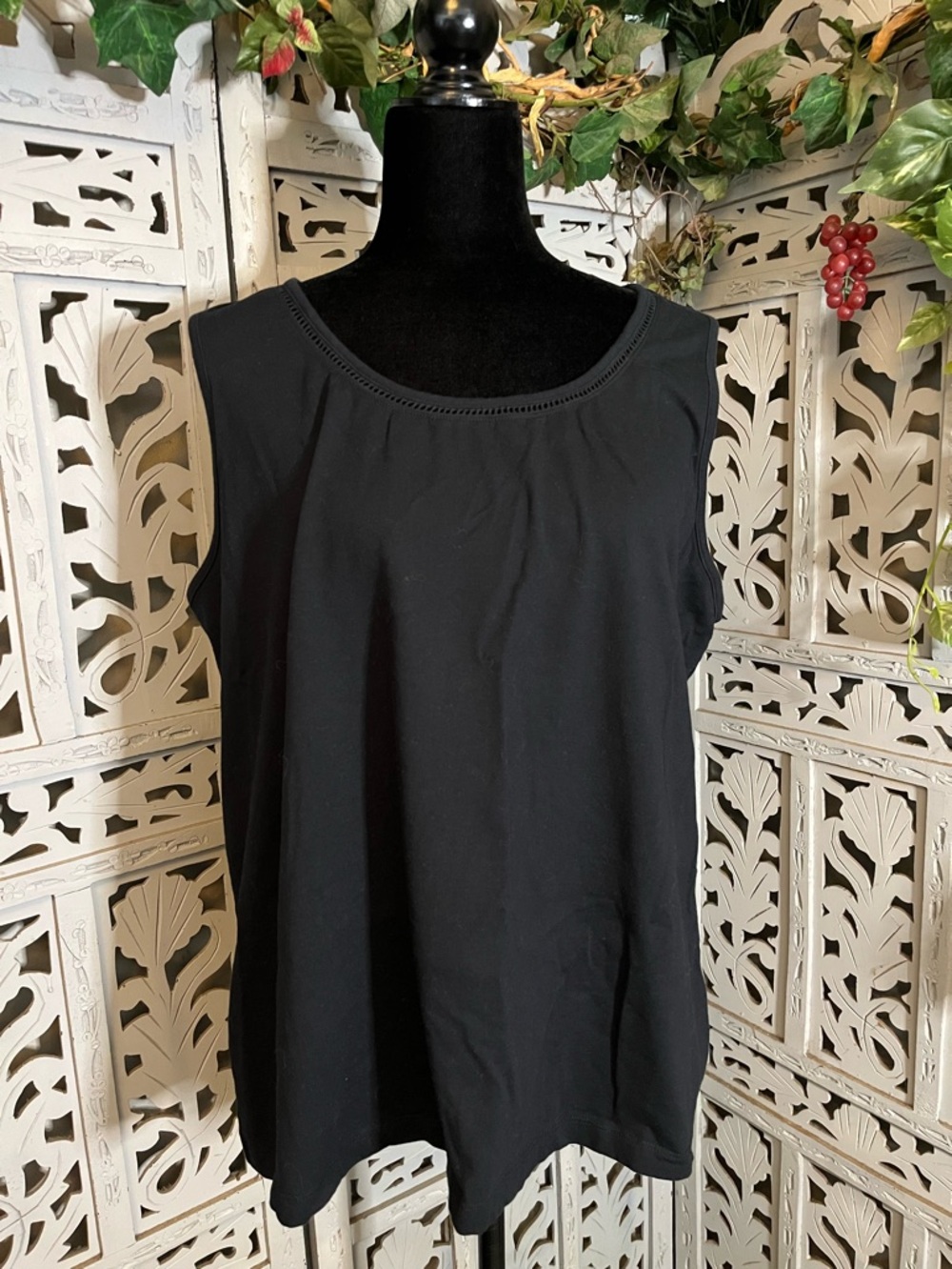 D&Co. PERKY BLACK LASER CUT TRIM SLEEVELESS RELAXED TANK TOP